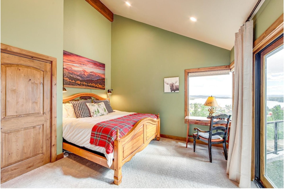 De tweede slaapkamer heeft een klein bureau waar je kunt schrijven over je Grand Lake-avonturen terwijl je geniet van een weids uitzicht!