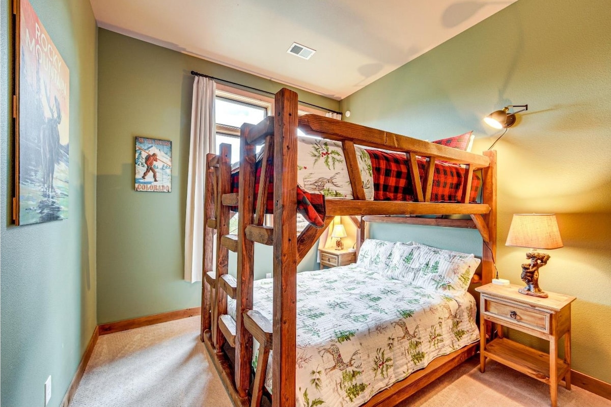 De derde slaapkamer bevindt zich op de begane grond van de woning en biedt een queensize stapelbed (2 queensize bedden!) dat voor volwassenen of kinderen kan zijn. Het uitzicht op de sterren 's nachts vanaf het bovenste bed is geweldig!