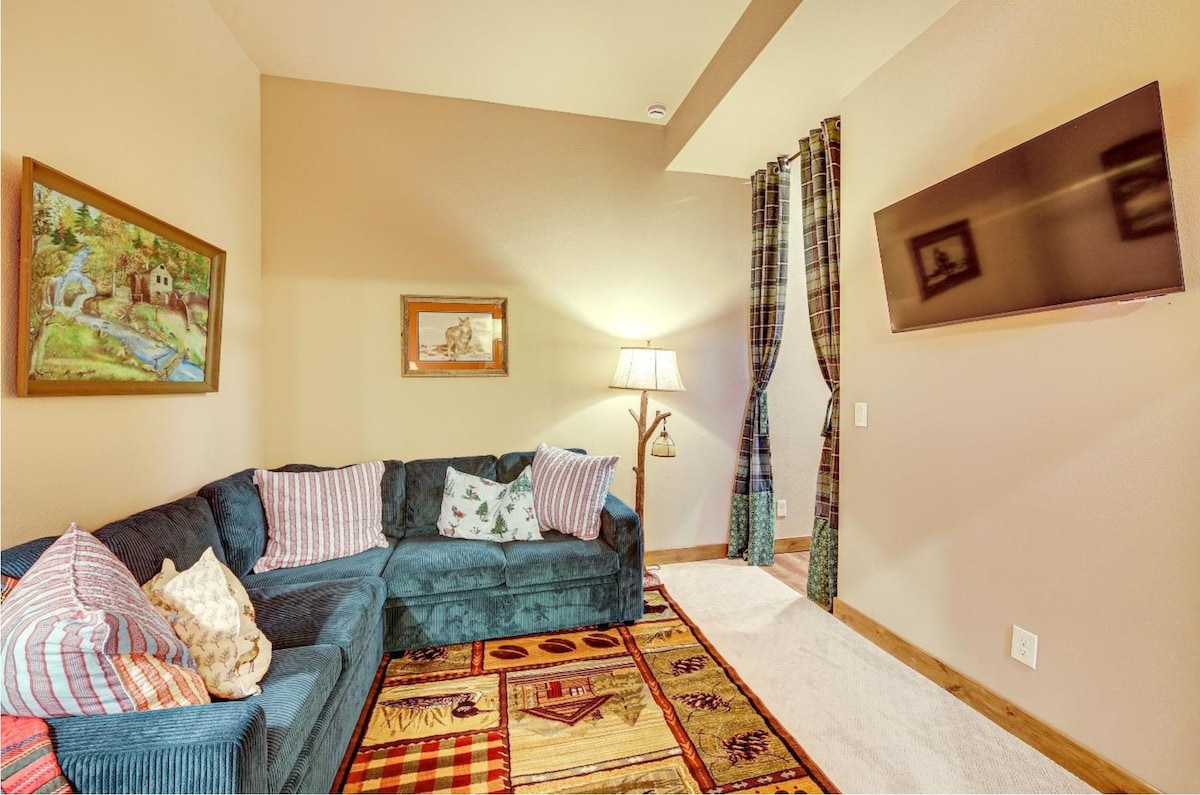 Direct naast de 3e slaapkamer is een studeerkamer met smart-tv, die privacy biedt voor de kinderen of volwassenen van de rest van het huis.