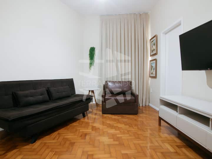 Sofá cama para 2, poltrona e TV smart com canais abertos (antena digital). 