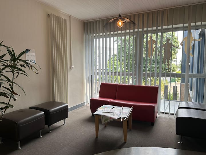 Lit Simple En Dortoir De 4 Personnes - Laval, France