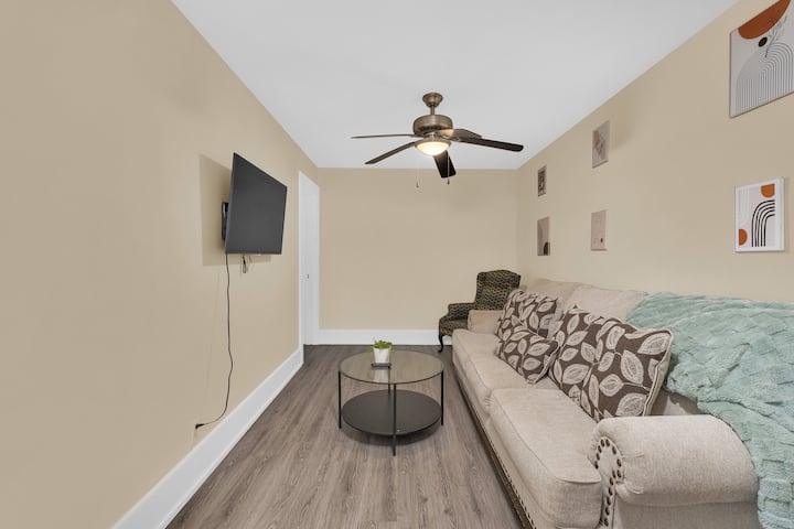 Charming 3-bdr Getaway|little Italy| Free Parking - Windsor