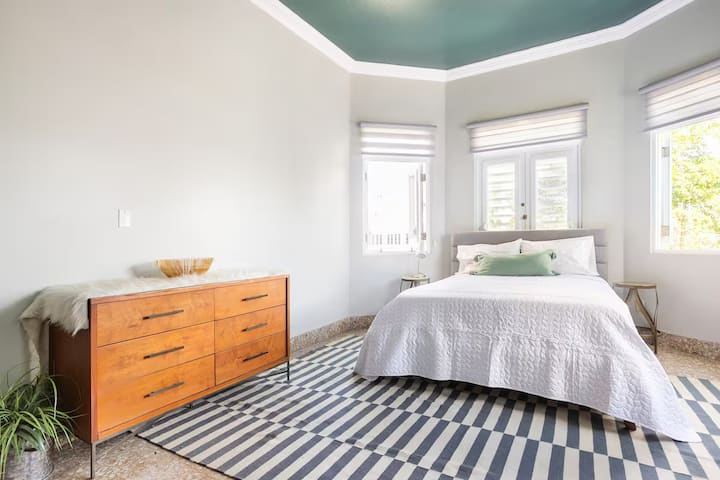 დიდი საძინებელი ბუნებრივი განათებითა და დიდი საწოლით