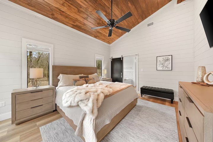 მყუდრო საძინებელში დაგხვდებათ დიდი ზომის საწოლი, რომელიც იდეალურია მშვიდი ძილისთვის. Განიტვირთეთ თქვენი საყვარელი გადაცემებით Roku TV-ზე, რაც იდეალური ადგილია დასვენებისა და დამუხტვისთვის. 