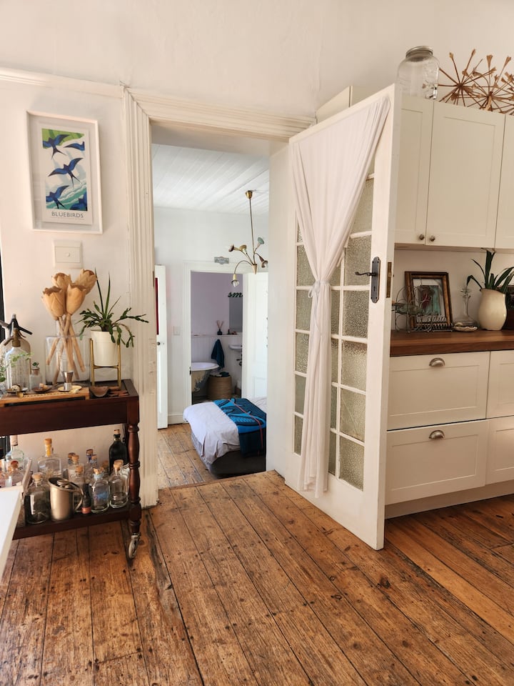 Изглед към спалня 2 от всекидневната с отворен план.  Има врата за уединение.