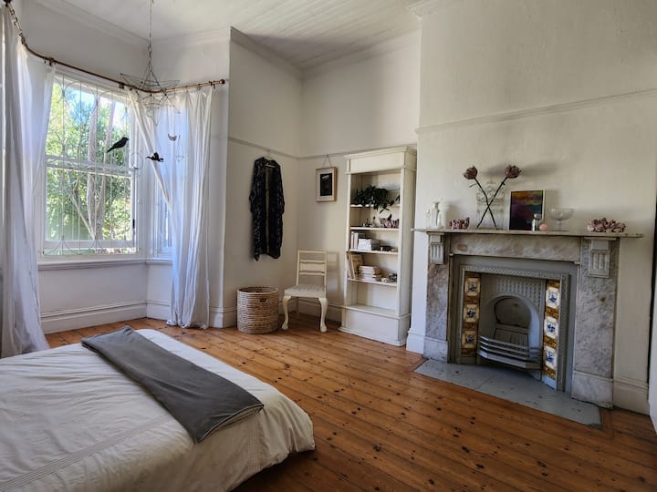 Тази красива голяма стая има великолепна камина (за съжаление вече не работи), вградени шкафове и собствена баня.  От еркерния прозорец отпред се открива прекрасна гледка към Девилс Пийк.