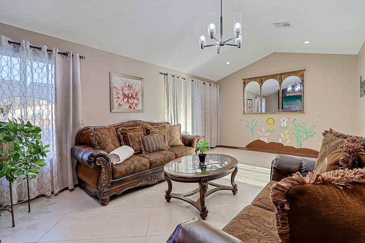 Montaña Vista | Private Westside Spacious Home - Kern Place, TX