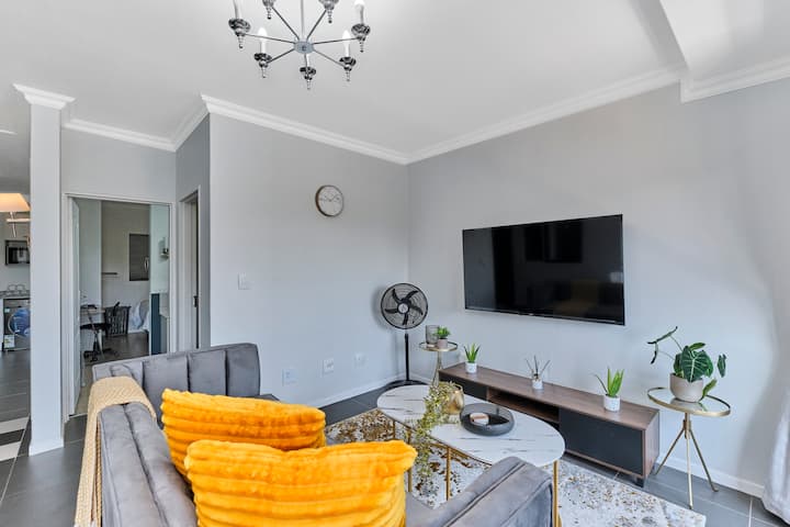 1-bed Sandton Apartment With Workspace & Balcony - Sandton