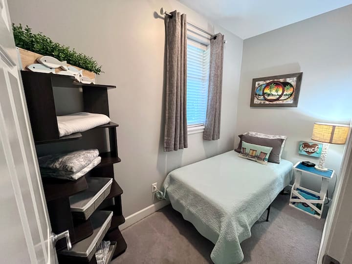 El dormitorio 3 cuenta con una elegante cama doble, perfecta para niños o huéspedes adicionales.