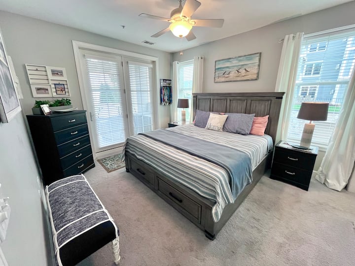 Dormitorio principal con una lujosa cama tamaño king y un baño privado adjunto para la máxima comodidad.