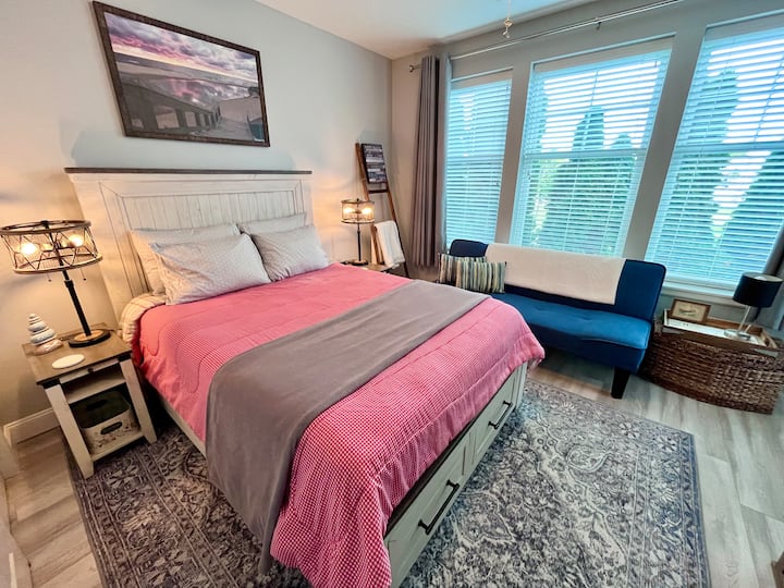 El dormitorio 2 ofrece una cama tamaño queen, un televisor y un cómodo futón, ideal para relajarse o un espacio adicional para dormir.