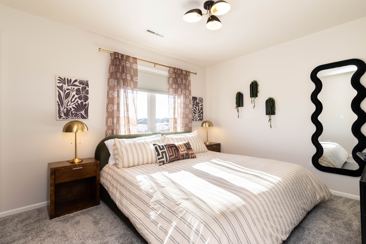 Спалня 4 има двойно легло „king size“.  Малко по-нисък профил от основната спалня.  Светли затъмняващи щори, гардероб и скрин за съхранение.  Телевизорът е монтиран на стената.