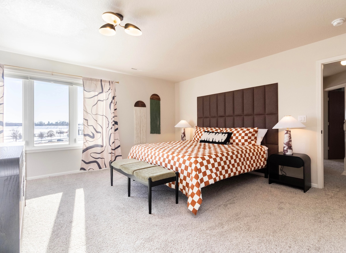 Спалня 1 е голям главен апартамент с обособено работно пространство, отделна зона за детско креватче, дрешник и баня с джакузи и отделна душ кабина. Двойна мивка.