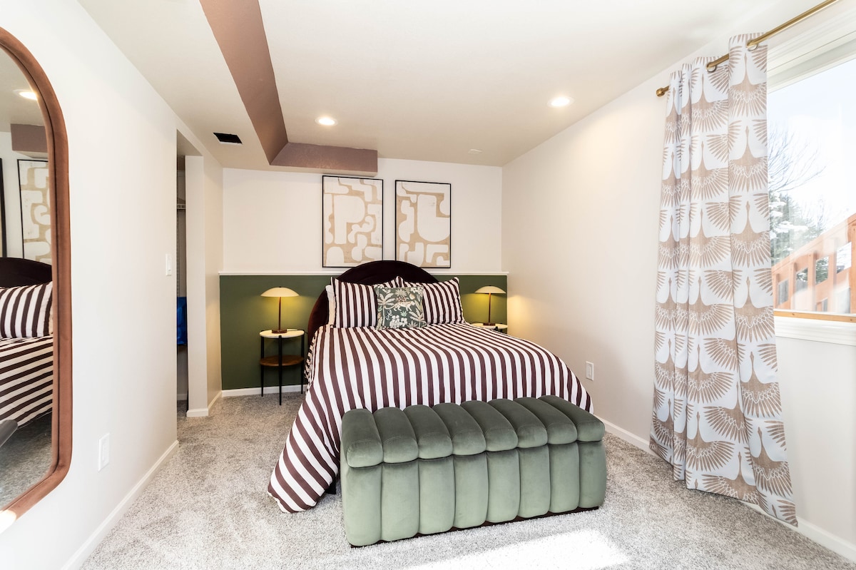 Спалня 5 се намира в мазето.  Има достъп до баня и тоалетна на това ниво, няколко зони за сядане, телевизор в стаята.  Щори за затъмняване на стаята, дрешник и скрин за съхранение на дрехи.