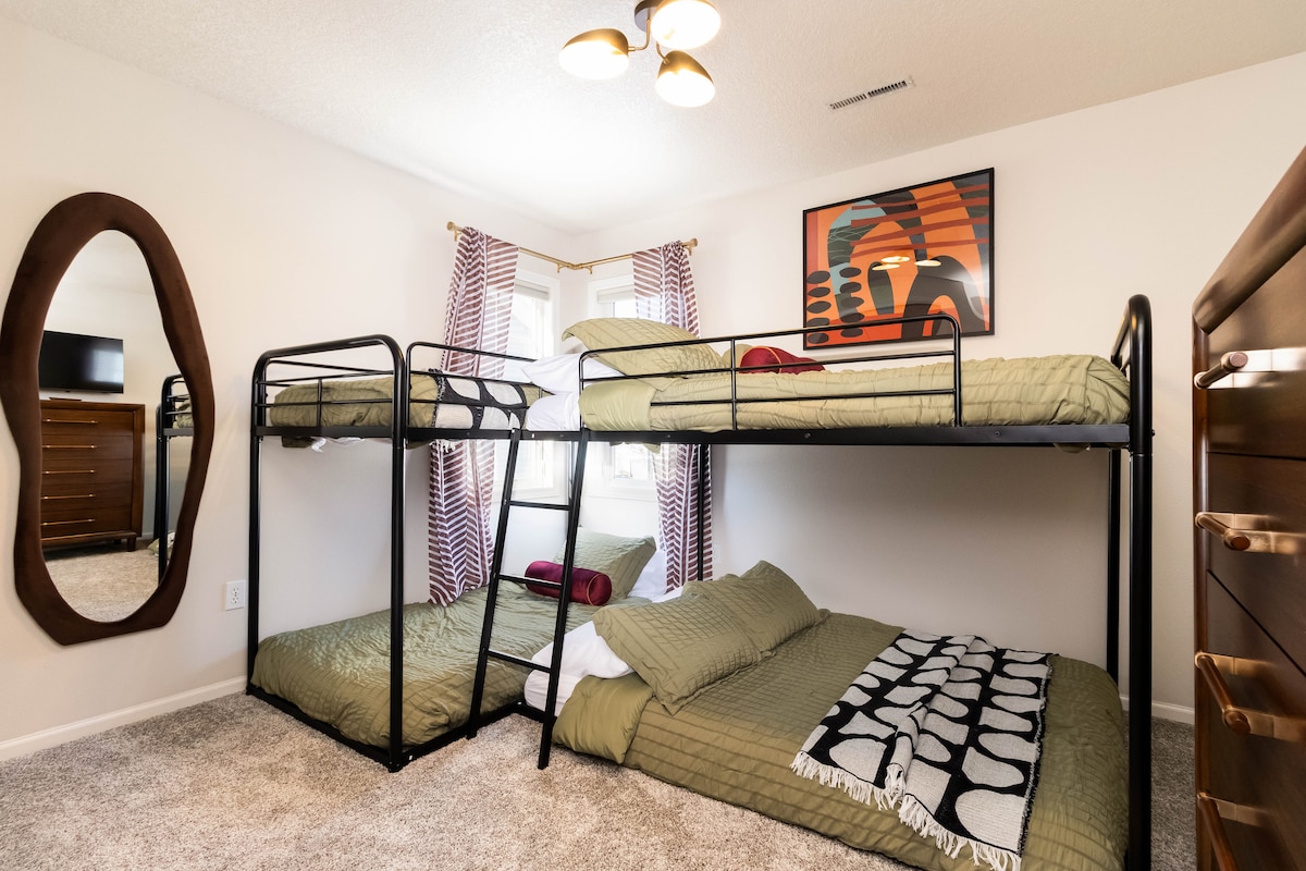 Спалня 2 е стая с двуетажни легла. 2 единични и 2 двойни двуетажни легла.  Намира се на първия етаж.  В стаята има затъмняване на стаята, гардероб и скрин и телевизор.