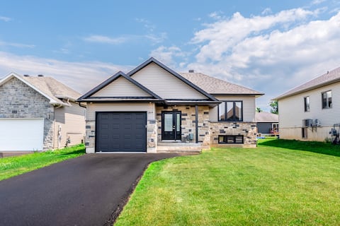 Neighbourhood Gem near St Lawrence River +Downtown