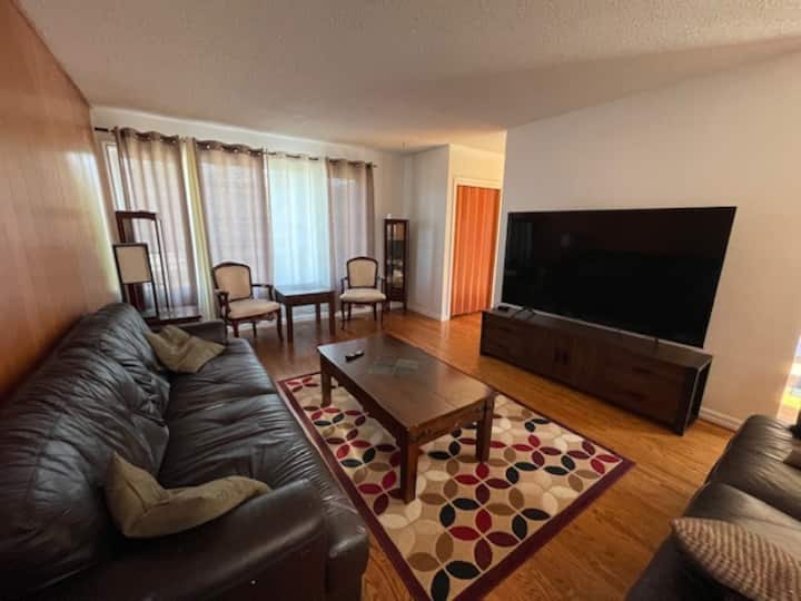 Comfortable, Quiet, Safe Very Spacious Bungalow - Manitoba
