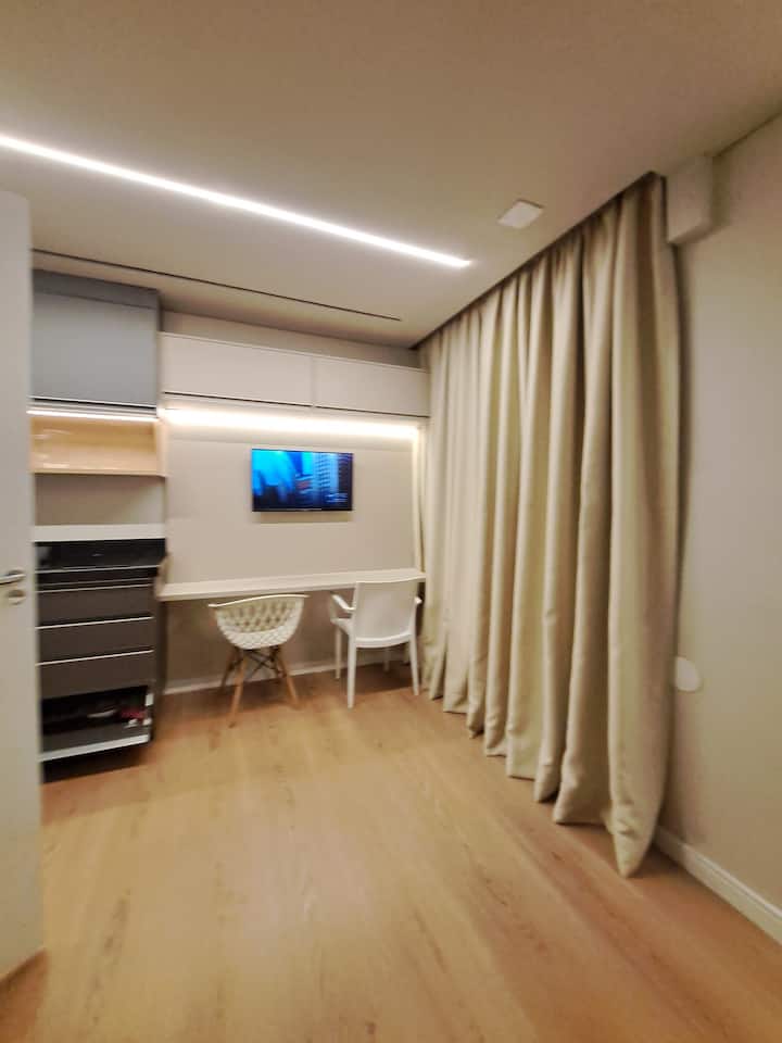 Оборудвано със смарт телевизор, завеси и разтегателен диван