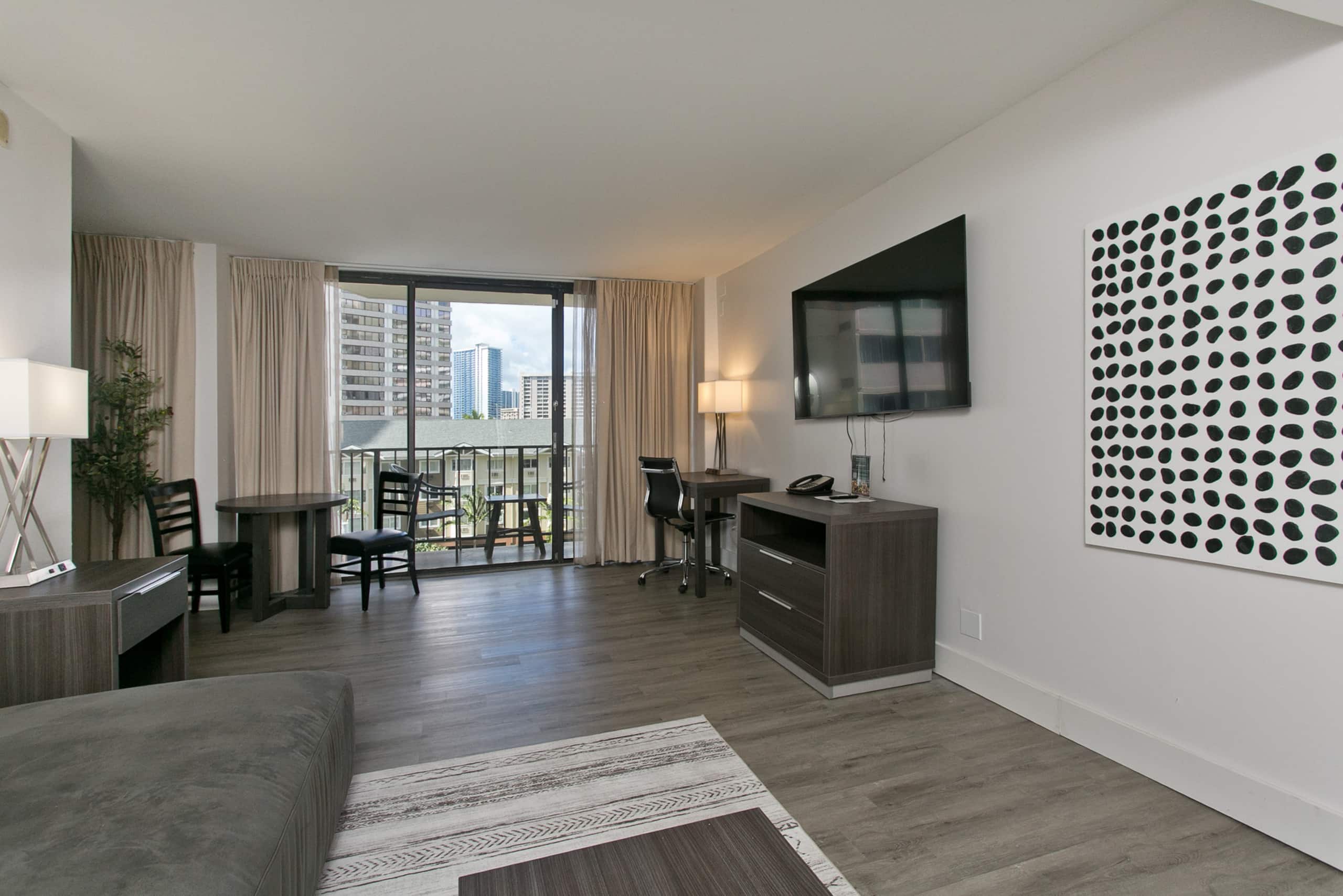 Home in Honolulu · ★4.37 · 1 bedroom · 2 beds · 1 private bath - Image 4