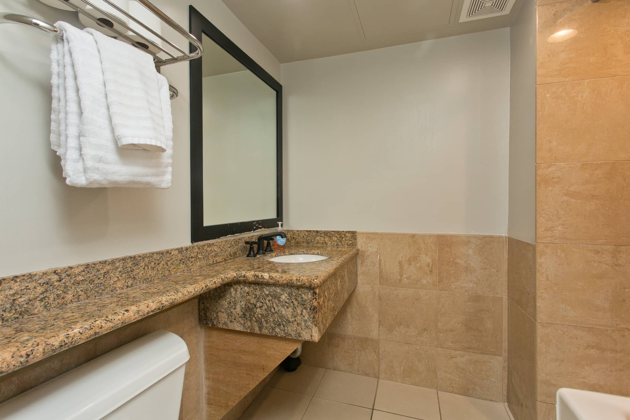 Home in Honolulu · ★4.37 · 1 bedroom · 2 beds · 1 private bath - Image 14