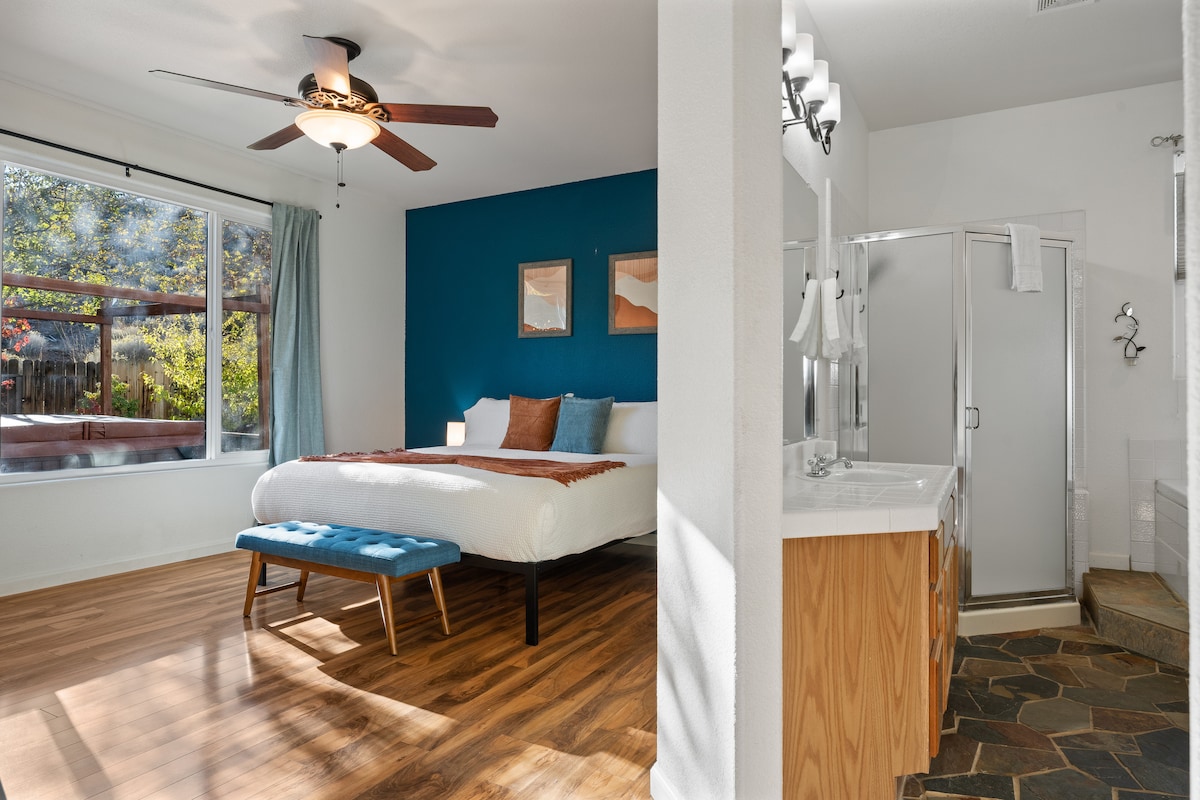 Просторно и полно со природна светлина, опуштете се со стил со топли тонови и модерен дизајн.