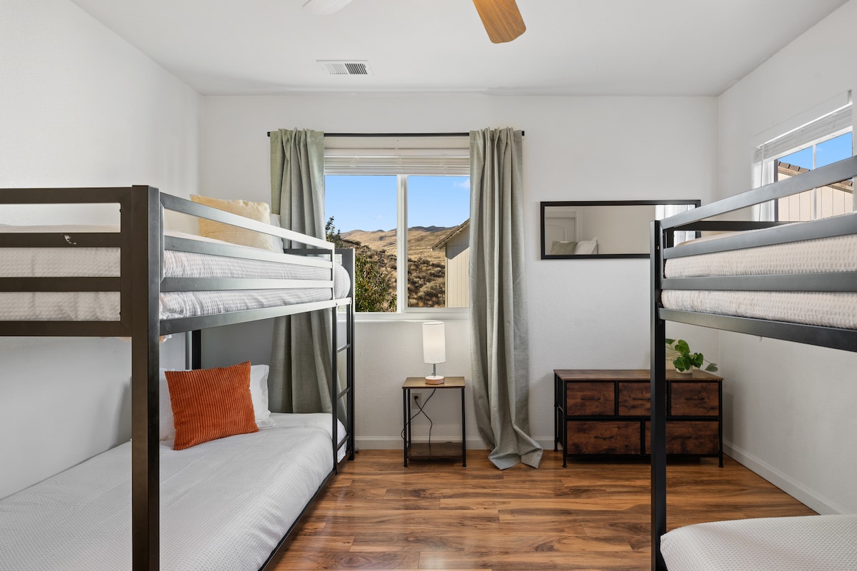 Совршено за семејства: удобни кревети на спрат во светла соба.