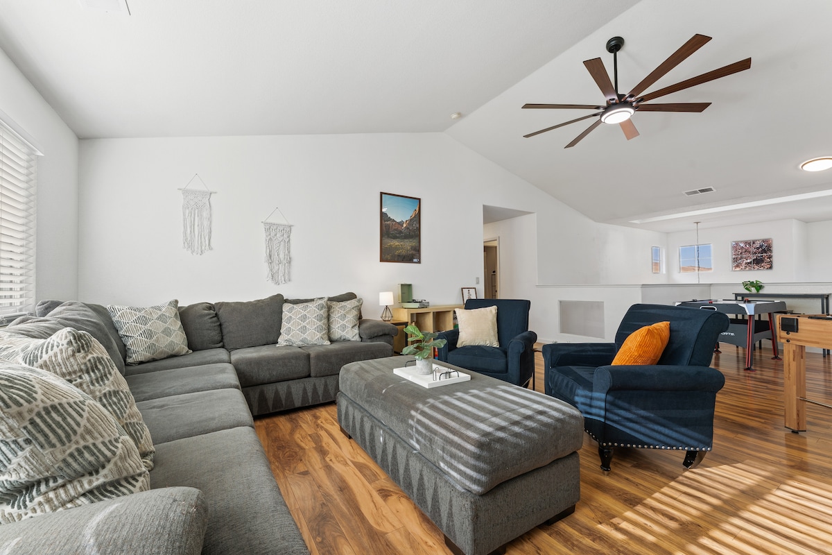 Удобните каучи и топлиот амбиент ја прават оваа дневна соба совршено место за одмор.