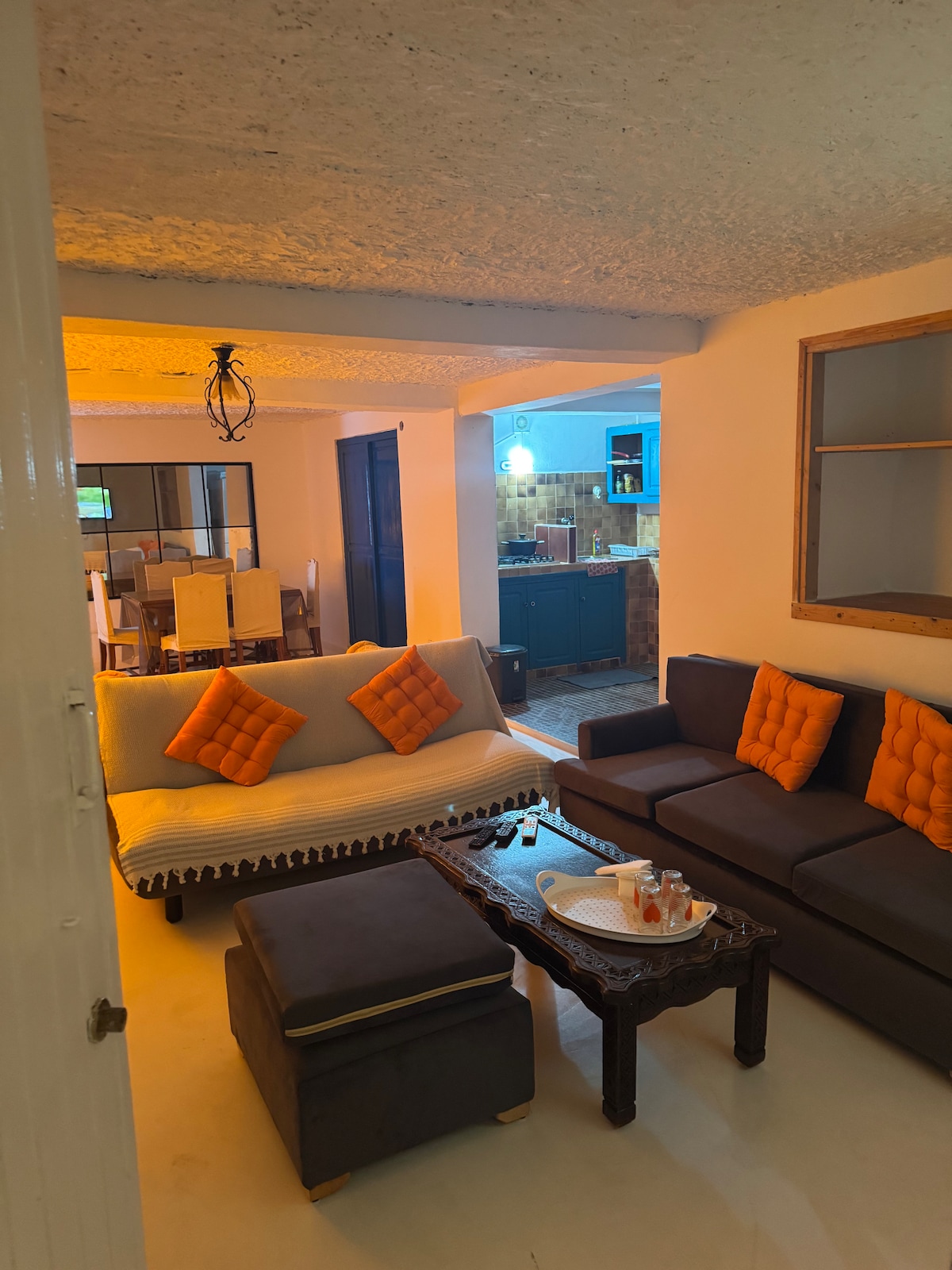 Дојдете и уживајте во смиреноста во нашата дневна соба во Естре 