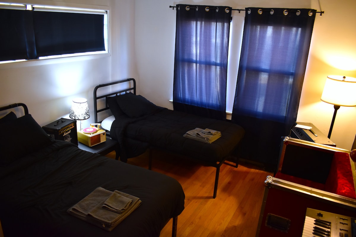 Twin bedroom — ideal for friends or family traveling together