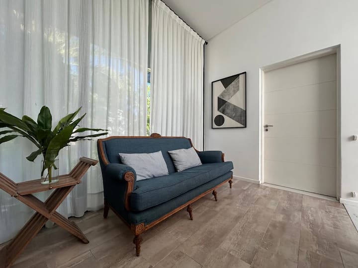 House with pool and garden in Victoria