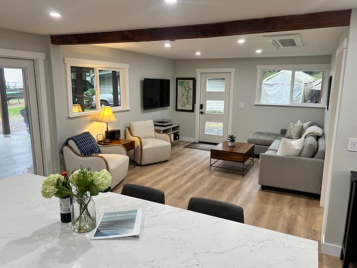 Peaceful Gig Harbor Cottage W/ Peek-a-boo Views - Gig Harbor, WA