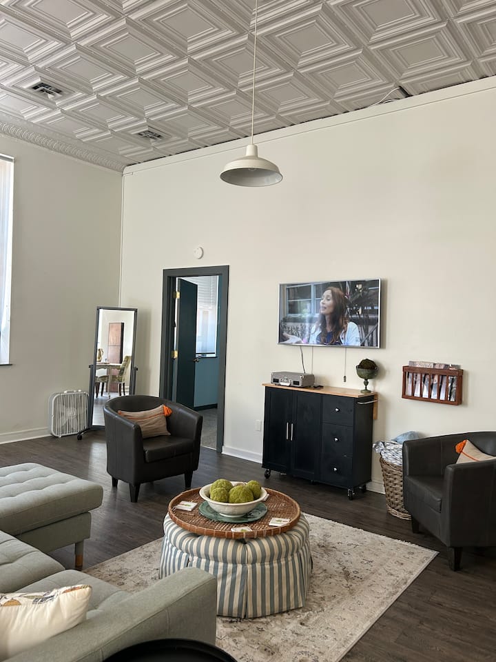 Cozy 2-bedroom Apartment In The Heart Of Downtown - Charlottesville, VA