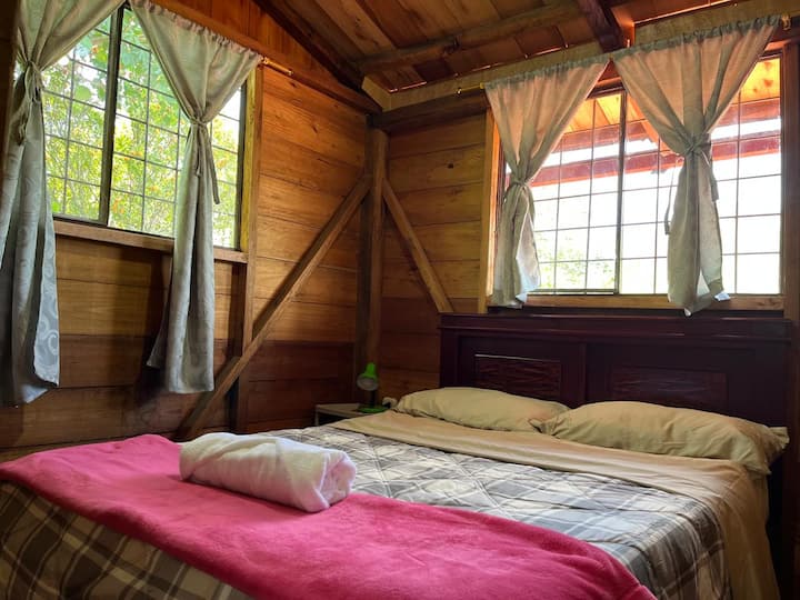 Habitación con cama Queen, con el ajuar necesario para un descanso placentero.