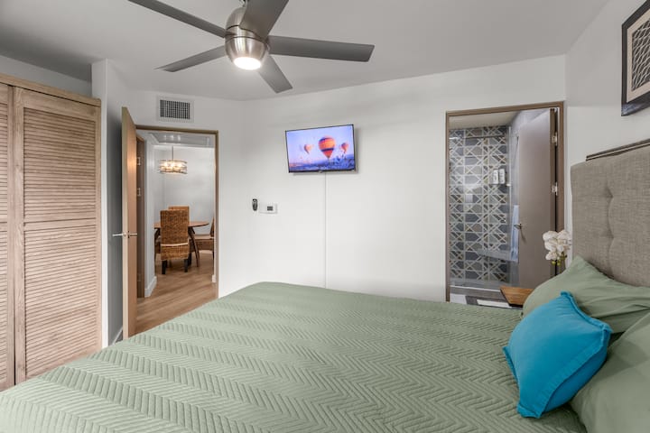 คุณจะหลงรักเตียงควีนไซส์ที่สบายตัวนี้ สมาร์ททีวีสามารถเลื่อนออกจากผนังเพื่อรับชมก่อนเข้านอน ตู้เสื้อผ้ามีพื้นที่กว้างขวางพร้อมไม้แขวนเสื้อผ้าและชั้นวาง และห้องน้ำในตัวก็หรูหรา!