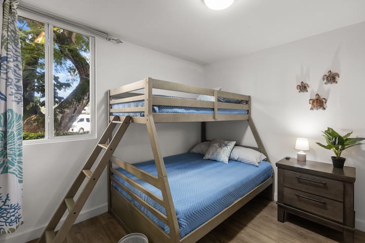 เตียงสองชั้นเตียงเดี่ยวเหมาะสำหรับคู่รักหรือเด็กในครอบครัว 