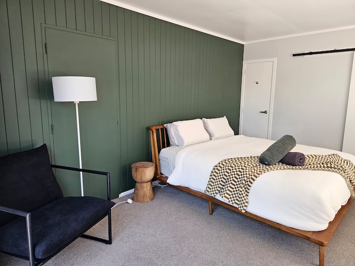 Shtëpi e gjerë për vizitorë (ndërtesë e veçantë nga shtëpia kryesore) me banjë dhe kënd kuzhine bazë (pa lavaman)