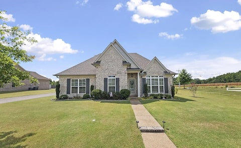 Suburban Comfort - 7 minutes from Silo Square!