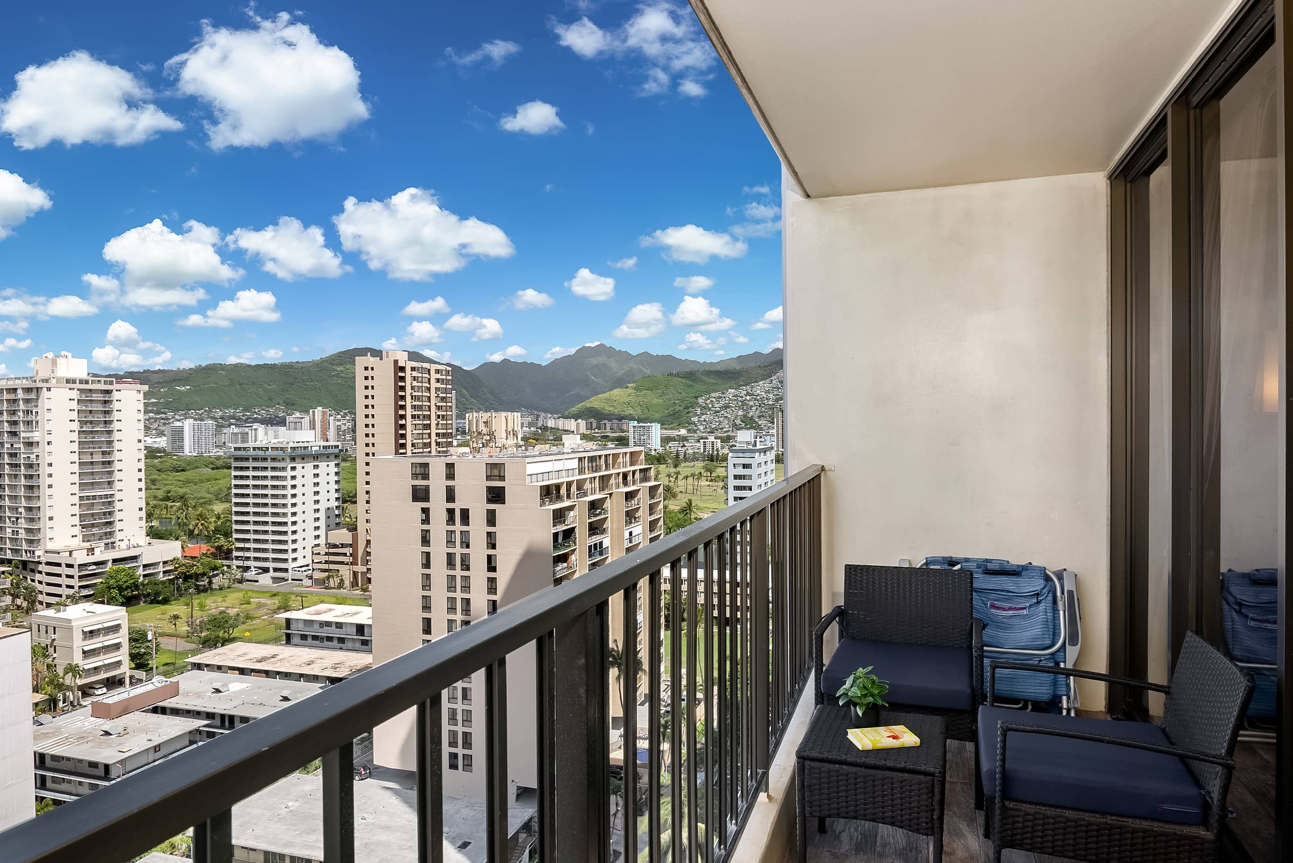 Condo in Honolulu · ★4.77 · 1 bedroom · 3 beds · 1 private bath - Image 41