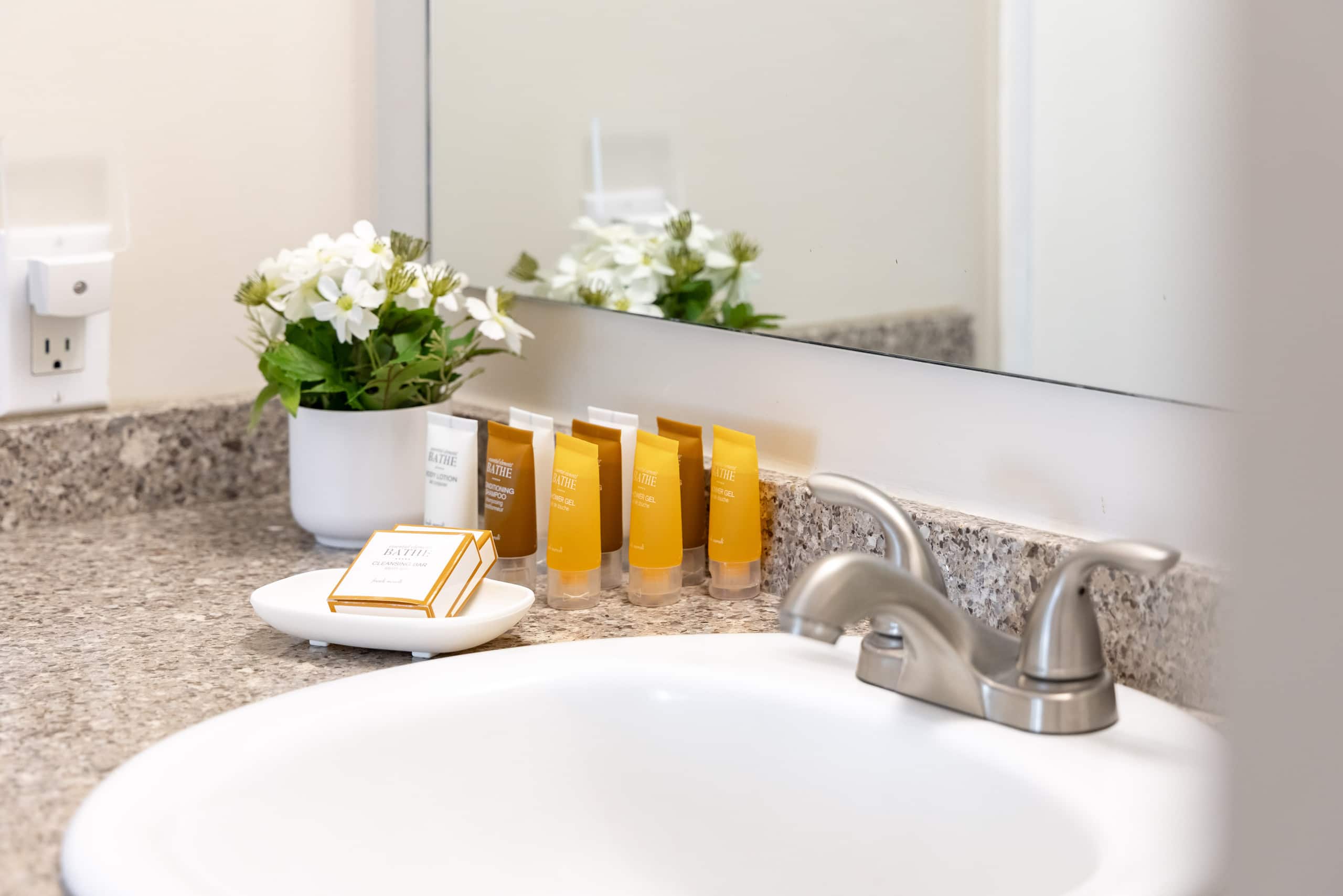 Condo in Honolulu · ★4.77 · 1 bedroom · 3 beds · 1 private bath - Image 38