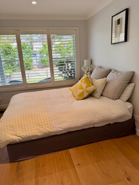 هذه غرفة نوم للضيوف في الطابق السفلي مع حمام داخلي.  