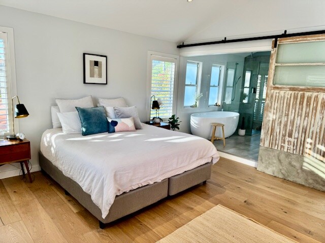 غرفة نوم رئيسية فاخرة مع خزانة ملابس، غرفة رئيسية كبيرة مع سرير كينج، والمشي عبر حمام كبير مع حمام كامل ودش وأحواض مزدوجة ومن خلال مكتب إذا كنت بحاجة إلى العمل أثناء العطلات.