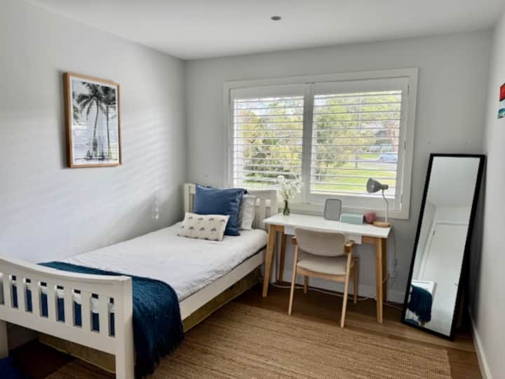 Спалня 4 има двойно легло с единичен матрак под леглото.  Много място за съхранение с вградени гардероби.