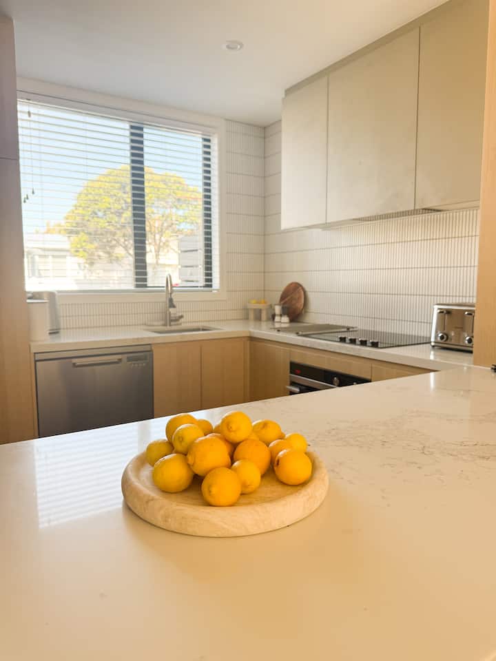 Full kitchen image 2