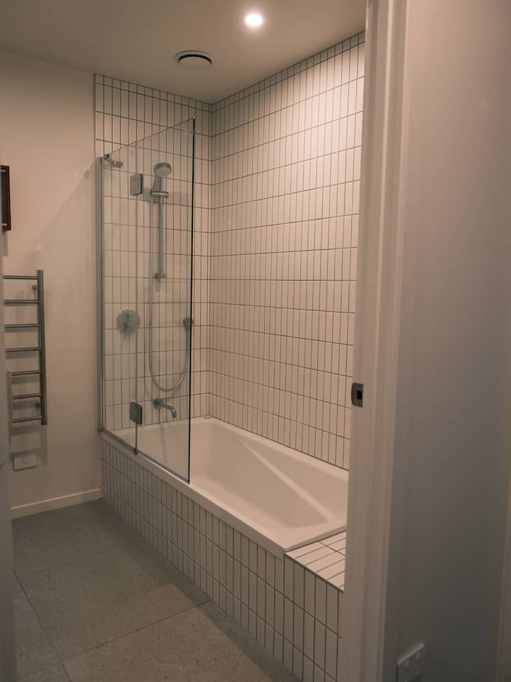 Full bathroom image 4
