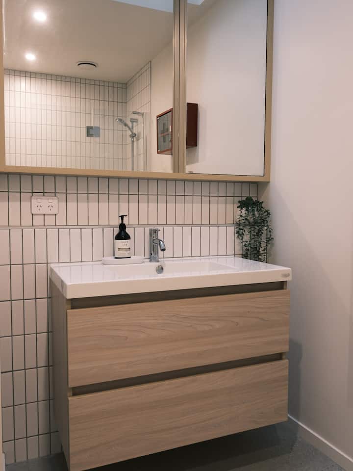 Full bathroom image 2