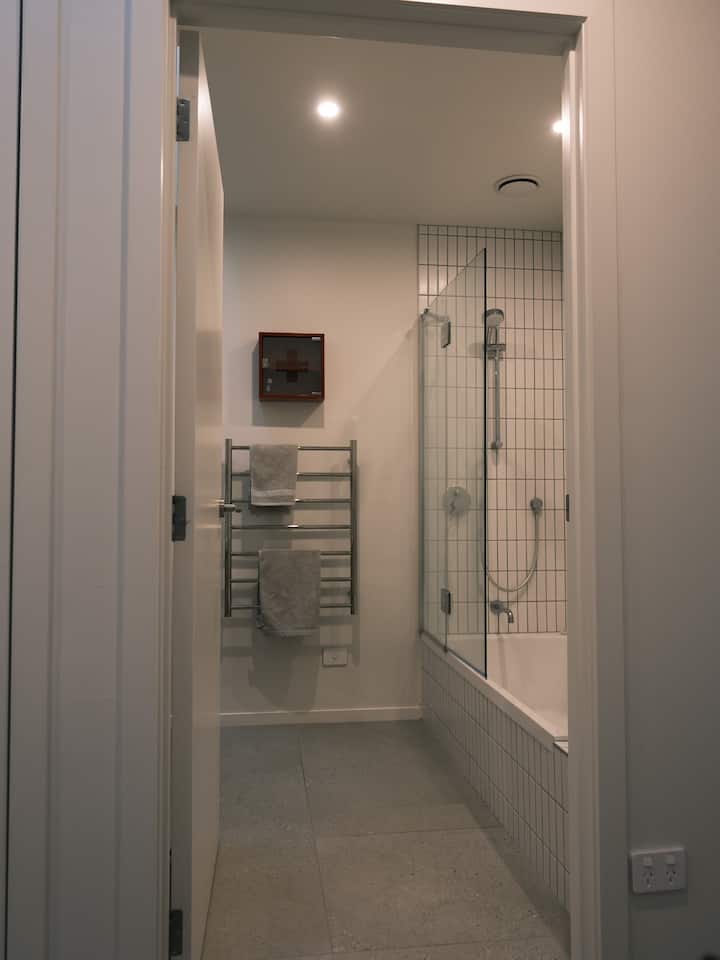 Full bathroom image 3