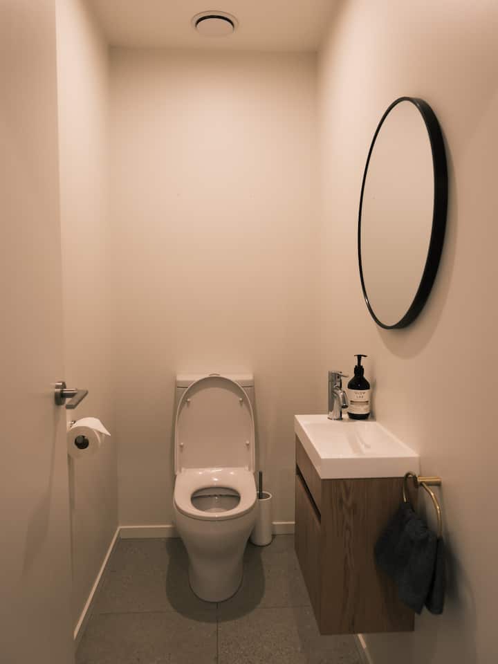Full bathroom image 5