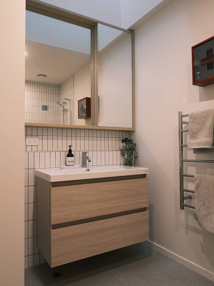 Full bathroom image 1