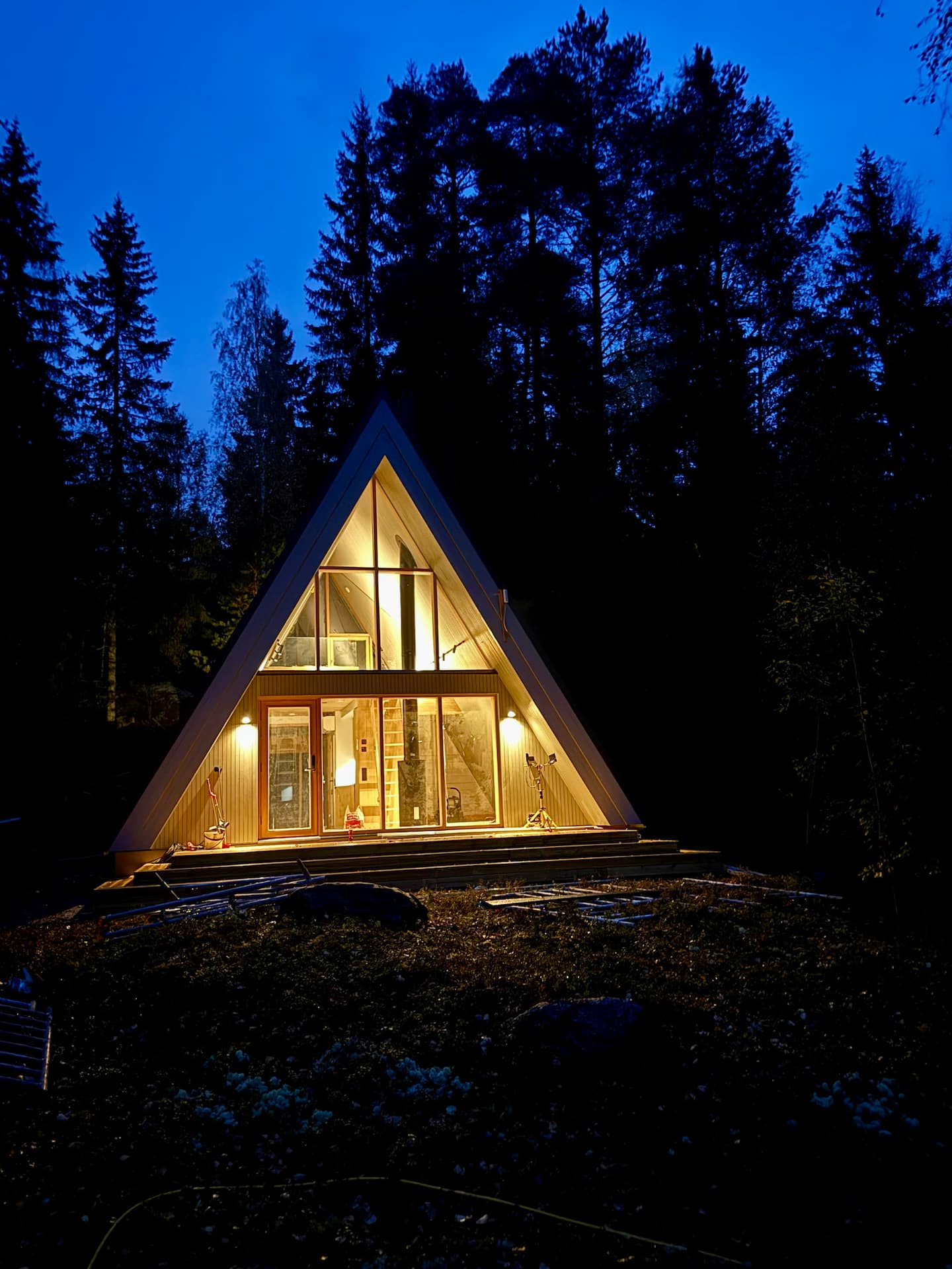 Triangeli -Moderni A-frame-mökki Järven Rannalla 3