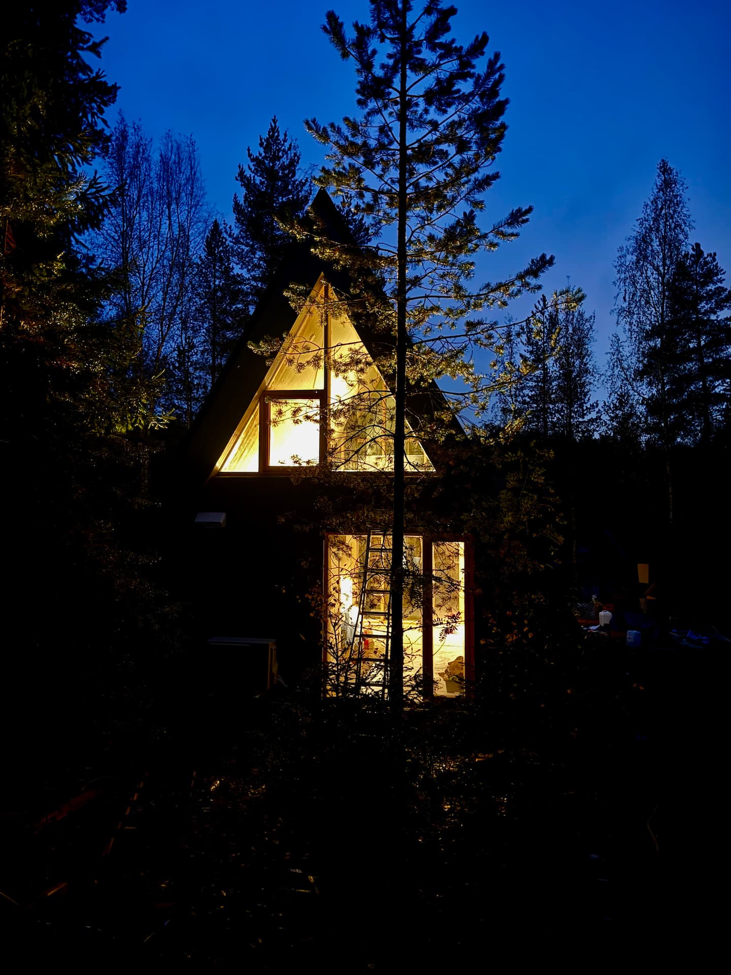 Triangeli -Moderni A-frame-mökki Järven Rannalla 2